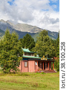 ARSHAN VILLAGE, BURYATIA, TUNKINSKIY DISTRICT, RUSSIA -  August 14, 2022: Buddhist datsan Bodhidharma in resort village of Arshan against backgroun of Eastern Sayan Mountains at sunny day. Редакционное фото, фотограф Виктория Катьянова / Фотобанк Лори
