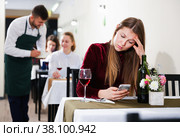 Young female is having dinner alone in the restaurante. Стоковое фото, фотограф Яков Филимонов / Фотобанк Лори