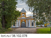 Александровские ворота (ворота порохового завода) 1800г.г арх.Ф.И.Демерцов, Санкт-Петербург (2022 год). Редакционное фото, фотограф Александр Щепин / Фотобанк Лори