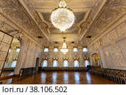The interior of the Grand Dance Hall in the Rukavishnikov estate in Nizhny Novgorod. Russia (2022 год). Редакционное фото, фотограф Наталья Волкова / Фотобанк Лори