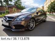 Mercedes CLS Coupe car parked in the street (2022 год). Редакционное фото, фотограф Евгений Ткачёв / Фотобанк Лори