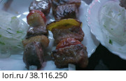 Close-up of ready lumpy kebab and ground kebab. Стоковое видео, видеограф Aleksey Kidisyuk / Фотобанк Лори