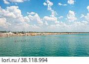 Отдыхающие на пляже в Новофедоровке (2022 год). Редакционное фото, фотограф Макаров Алексей / Фотобанк Лори