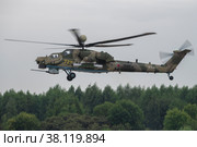 Российский военный вертолет Ми-28НМ (RF-13490) летит над лесом пасмурным днем (2022 год). Редакционное фото, фотограф Виктор Карасев / Фотобанк Лори