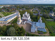 Вид с высоты на храмы старинного Спасо-Прилуцкого  монастыря августовским днем. Вологда, Россия (2021 год). Стоковое фото, фотограф Виктор Карасев / Фотобанк Лори