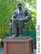 Памятник академику И.П. Павлову летним днем. Светлогорск, Калининградская область (2022 год). Редакционное фото, фотограф Ирина Борсученко / Фотобанк Лори