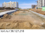 Backfilling of the roadbed and arrangement of footpaths in the area under construction. Стоковое фото, фотограф Дмитрий Коростылев / Фотобанк Лори