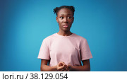 Confused clueless young african girl standing on blue background. Стоковое видео, видеограф Сергей Толмачёв / Фотобанк Лори