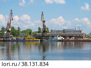 Вид на Череповецкий речной порт августовским днем. Вологодская область (2022 год). Редакционное фото, фотограф Виктор Карасев / Фотобанк Лори