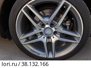 Wheel disk Mercedes Benz car CLS Coupe closeup (2022 год). Редакционное фото, фотограф Евгений Ткачёв / Фотобанк Лори