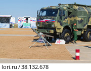 Волгоградская область, Средняя Ахтуба, Россия. Военная авиация, машина управления на шасси автомобиля КАМАЗ и беспилотные летательные аппараты Орлан-10 на выставке. (2021 год). Редакционное фото, фотограф Андрей Цыганков / Фотобанк Лори