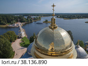 Монастырь Нило-Столобенская (Нилова) пустынь в Тверской области, Россия. Вид с колокольни на купола Богоявленского собора, Светлицкую башню и озеро Селигер (2021 год). Стоковое фото, фотограф Елена Коромыслова / Фотобанк Лори