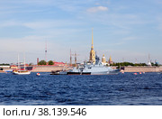 Двухмачтовая парусно-моторная шхуна «Надежда» и малый ракетный корабль «Великий Устюг» на параде в День Военно-морского флота на фоне Петропавловской крепости. Санкт-Петербург (2022 год). Редакционное фото, фотограф Сергей Афанасьев / Фотобанк Лори