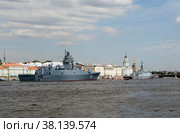 Военные корабли - фрегат "Адмирал Флота Советского Союза Горшков" и корвет «Меркурий» на параде в День Военно-морского флота на фоне городских достопримечательностей. Санкт-Петербург (2022 год). Редакционное фото, фотограф Сергей Афанасьев / Фотобанк Лори