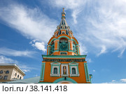 Москва. Храм Святителя Григория Неокесарийского в Дербицах. Ярко-красно-зеленое святилище в центре города. Старое историческое здание 1668 года постройки. (2021 год). Редакционное фото, фотограф Pukhov K / Фотобанк Лори