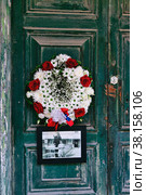 People bring wreaths and flowers to door of villa where the Queen lived in Malta, in connection with her death (2022 год). Редакционное фото, фотограф Kira_Yan / Фотобанк Лори