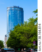 Здание Radisson Blu Olympiyskiy Hotel, Moscow в солнечный летний день. Москва. Россия (2022 год). Редакционное фото, фотограф E. O. / Фотобанк Лори