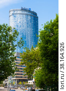 Здание Radisson Blu Olympiyskiy Hotel, Moscow в солнечный летний день. Москва. Россия (2022 год). Редакционное фото, фотограф E. O. / Фотобанк Лори