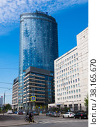 Здание Radisson Blu Olympiyskiy Hotel, Moscow в солнечный летний день. Москва. Россия (2022 год). Редакционное фото, фотограф E. O. / Фотобанк Лори