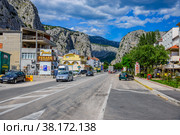 The main street of the city of Omis (2015 год). Редакционное фото, фотограф Михаил Аккуратoв / Фотобанк Лори