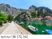 Cetina river embankment in Omis (2015 год). Редакционное фото, фотограф Михаил Аккуратoв / Фотобанк Лори