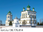 Церковь Иоанна Богослова с трапезной и колокольней(1698г.) в Николо-Вяжищскм женском монастыре солнечным мартовским днем. Вяжищи. Новгородская область, Россия (2022 год). Стоковое фото, фотограф Виктор Карасев / Фотобанк Лори