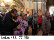 Люди на литургии в день нахождения мощей преподобного Сергия Радонежского в Савинском храме Балашихи (2022 год). Редакционное фото, фотограф Дмитрий Неумоин / Фотобанк Лори
