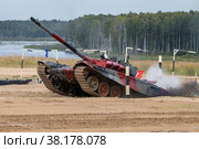 МОСКОВСКАЯ ОБЛАСТЬ, РОССИЯ - АВГУСТ 18, 2022: Танк команды Южной осетии преодолевает препятствие ров. Танковый биатлон. Военные игры-2022. Редакционное фото, фотограф Виктор Карасев / Фотобанк Лори