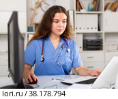 Woman therapist working with case histories at her workplace. Стоковое фото, фотограф Яков Филимонов / Фотобанк Лори