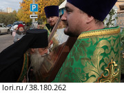 Монах Троице-Сергиевой лавры принимает ковчег и икону с мощами преподобного Сергия Радонежского (2022 год). Редакционное фото, фотограф Дмитрий Неумоин / Фотобанк Лори