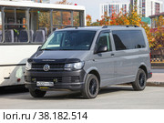 Volkswagen Caravelle (2021 год). Редакционное фото, фотограф Art Konovalov / Фотобанк Лори