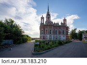 Московская область, город Можайск. Вечерний вид на Можайский кремль и Ново-Никольский собор (2022 год). Редакционное фото, фотограф Литвяк Игорь / Фотобанк Лори