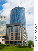 Здание Radisson Blu Olympiyskiy Hotel, Moscow в солнечный летний день. Москва. Россия (2022 год). Редакционное фото, фотограф E. O. / Фотобанк Лори
