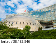 AZIMUT Сити Отель Олимпик Москва в солнечный летний день. Москва. Россия (2022 год). Редакционное фото, фотограф E. O. / Фотобанк Лори