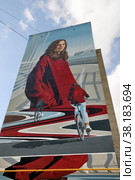 Рисунок на фасаде  " Велопрогулка "  на ул. Пионерская , 21  —  автор DYOMA 21 . Международный фестиваль уличного искусства "Культурный код - 2022" в Балашихе, мкр-н Железнодорожный. Редакционное фото, фотограф stargal / Фотобанк Лори