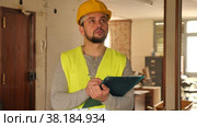 Male foreman checks the completed construction work on the drawing. Стоковое видео, видеограф Яков Филимонов / Фотобанк Лори