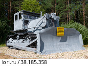 Советский бульдозер С-100 (Т-100М) крупным планом солнечным летним днем. Выставка лесозаготовительной техники. Шарья, Костромская область (2022 год). Редакционное фото, фотограф Виктор Карасев / Фотобанк Лори