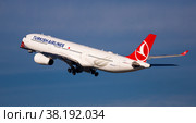 Airline Turkish Airlines plane take off from the runway at Barcelona El Prat airport. Board number TC-JNK (2020 год). Редакционное фото, фотограф Яков Филимонов / Фотобанк Лори