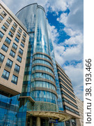 Здание Radisson Blu Olympiyskiy Hotel, Moscow в солнечный летний день. Москва. Россия (2022 год). Редакционное фото, фотограф E. O. / Фотобанк Лори