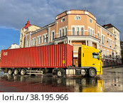 Грузовой автомобиль DAF на улице Петра Великого. Россия, город Владивосток (2022 год). Редакционное фото, фотограф Овчинникова Ирина / Фотобанк Лори