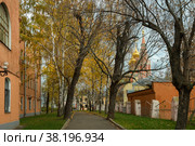 Москва. Церковь Воскресения Христова в Кадашах, вид с Лаврушинского переулка в осенний день. Городской осенний пейзаж (2021 год). Стоковое фото, фотограф Pukhov K / Фотобанк Лори