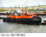 Рейдовый водолазный катер "Водолаз Сазонов" у причала Мурманского морского порта (2022 год). Редакционное фото, фотограф Вячеслав Палес / Фотобанк Лори