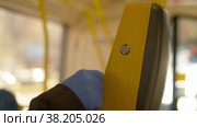 Hand in protective gloves paying in the bus. Стоковое видео, видеограф Татьяна Чудакова / Фотобанк Лори