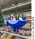 Christmas decoration of a big grocery store (2019 год). Редакционное фото, фотограф Irina Opachevsky / Фотобанк Лори