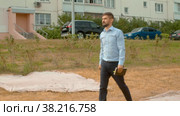 Incorrectly planted lawn. The grass dried up. Стоковое видео, видеограф Chudakov_Ivan / Фотобанк Лори