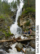 Tourists near Kamyshlinsky waterfall on Altai Mountains (2016 год). Редакционное фото, фотограф Ольга Остроухова / Фотобанк Лори