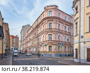 Brick corner old residential building built in 1933, Brodnikov pereulok: Moscow, Russia - August 19, 2022. Редакционное фото, фотограф Алексей Голованов / Фотобанк Лори
