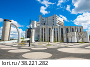 Новгородский академический театр драмы имени Ф. М. Достоевского. Летний солнечный день. Великий Новгород. Россия (2022 год). Редакционное фото, фотограф E. O. / Фотобанк Лори