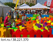 Дети играют на площадке с мягкими кубиками. Фестиваль "Спортленд", Москва (2022 год). Редакционное фото, фотограф Мария Кылосова / Фотобанк Лори