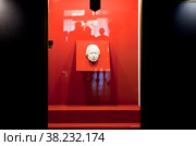 Посмертная маска С. Есенина. Экспозиция, рассказывающая о жизни и творчестве С. А. Есенина, расположена в здании научно-культурного центра музея. Село Константиново, Рязанская область (2022 год). Редакционное фото, фотограф Сергей Афанасьев / Фотобанк Лори